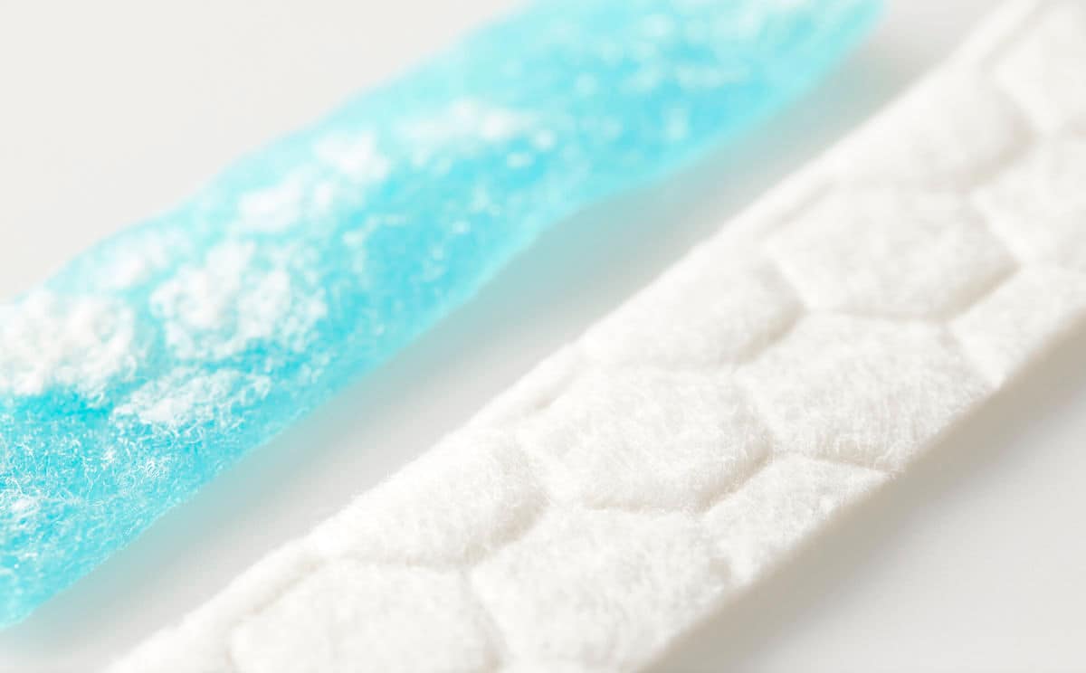 What are the benefiths of gelling fiber dressings?